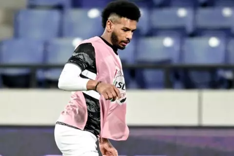 بأقدام صديق الأمس.. البليهي يمنح الهلال هدية مزدوجة في ديربي الشباب